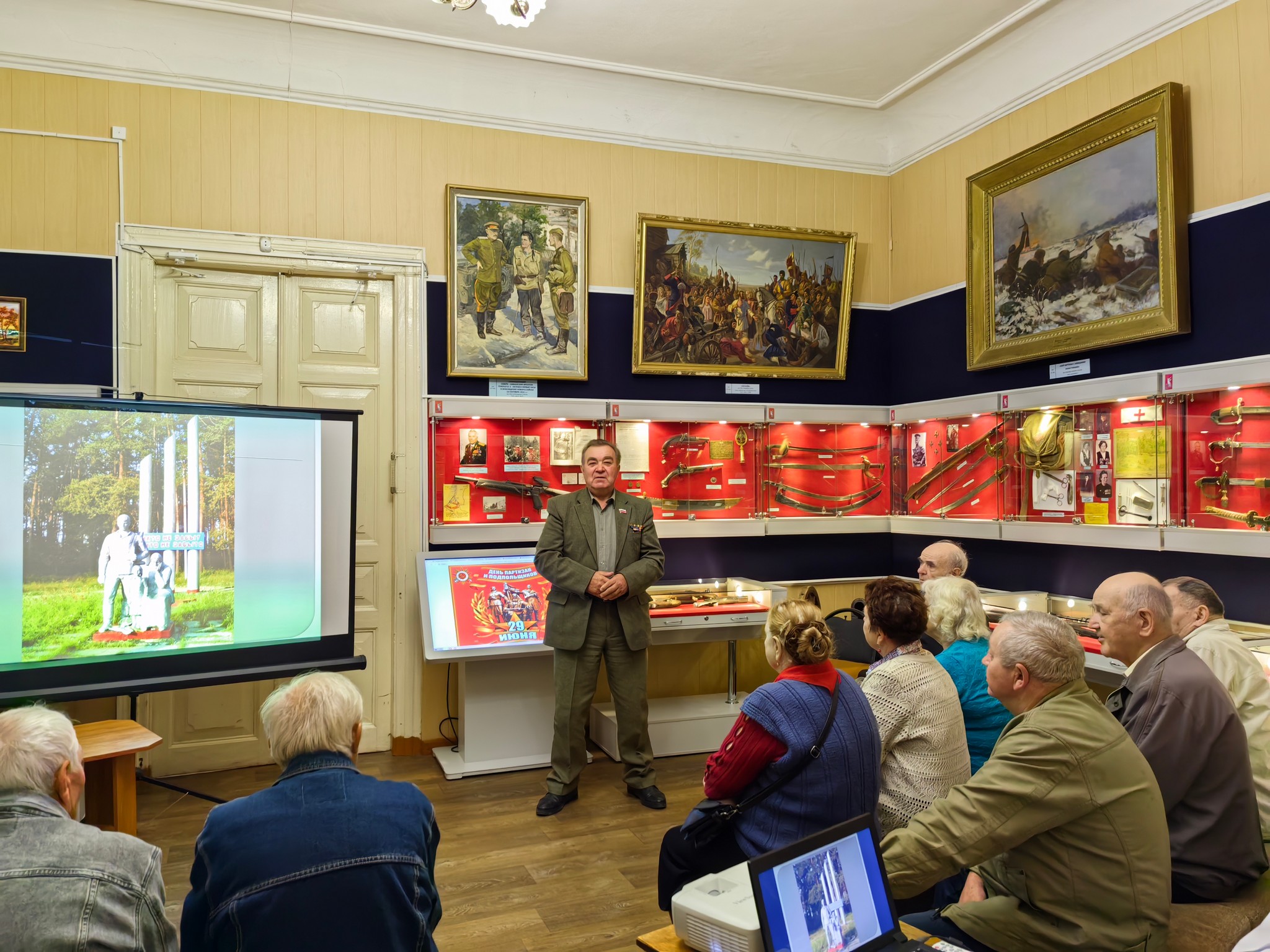В Трубчевском музее прошел патриотический час  «Уходили в поход партизаны»