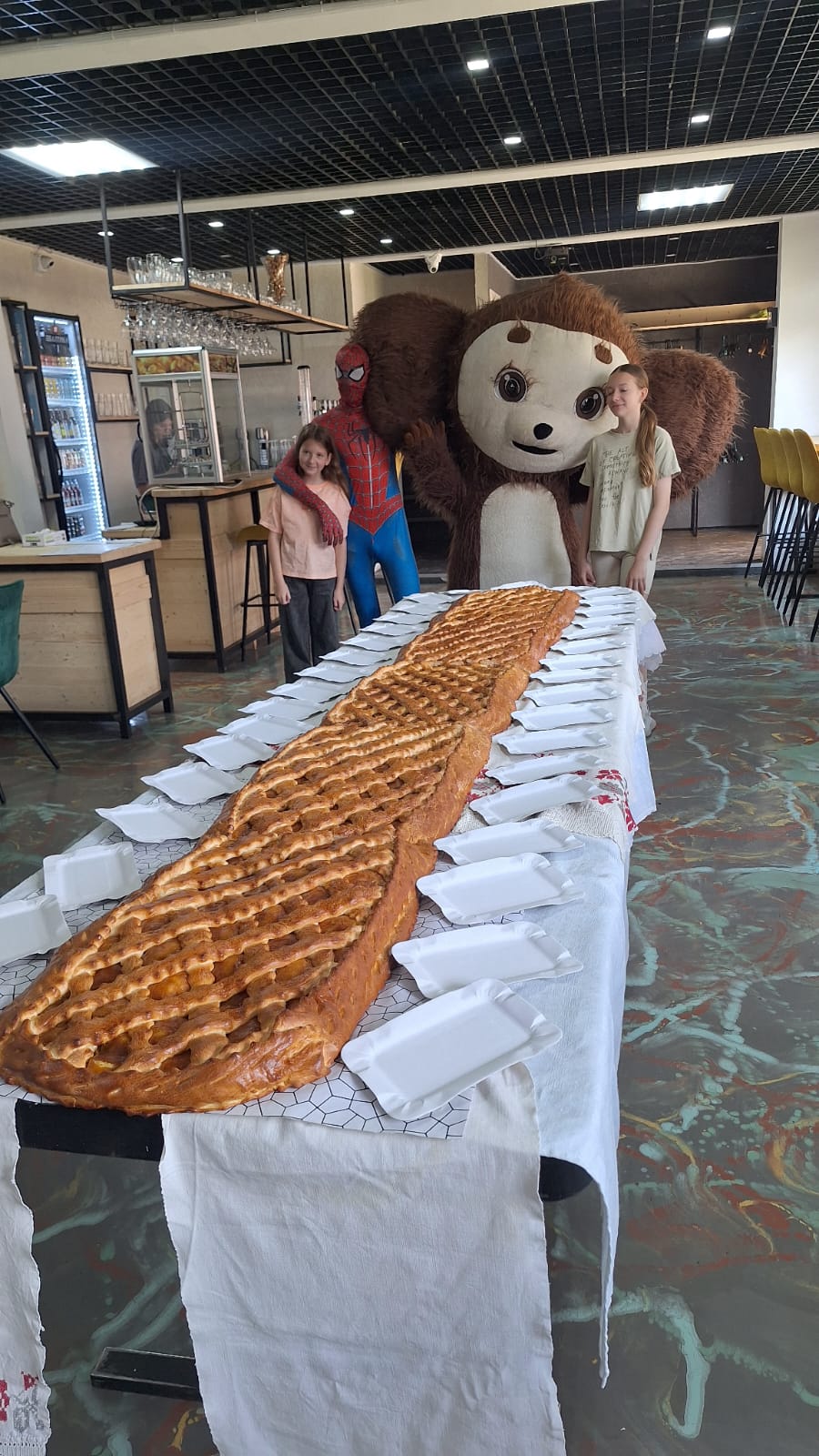 Трубчевская «Молодежка» подарила детворе сладкий презент