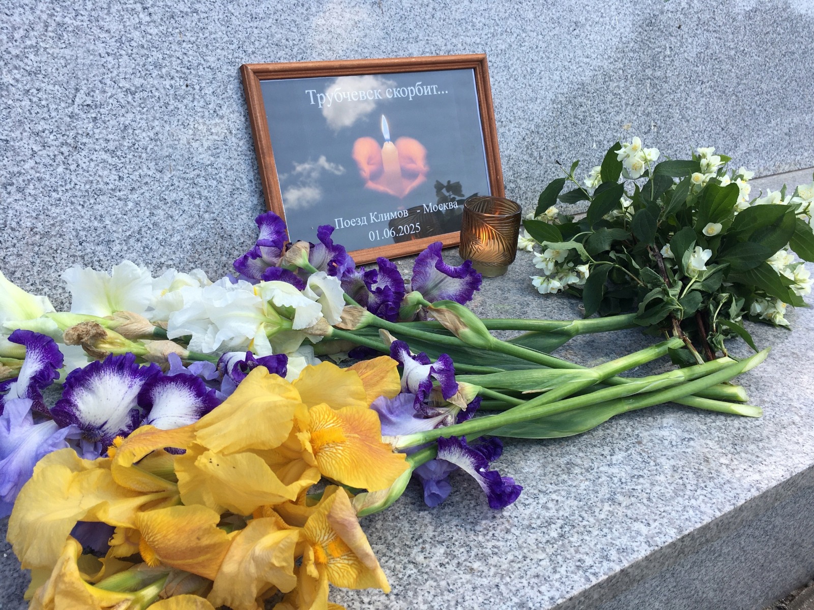 Трубчевск скорбит по погибшим и пострадавшим во время обрушения моста на железнодорожные пути в Выгоничском районе