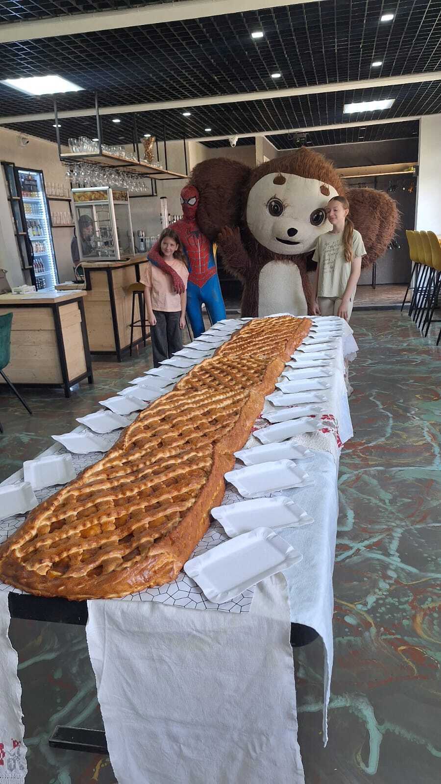 Трубчевская «Молодежка» подарила детворе сладкий презент