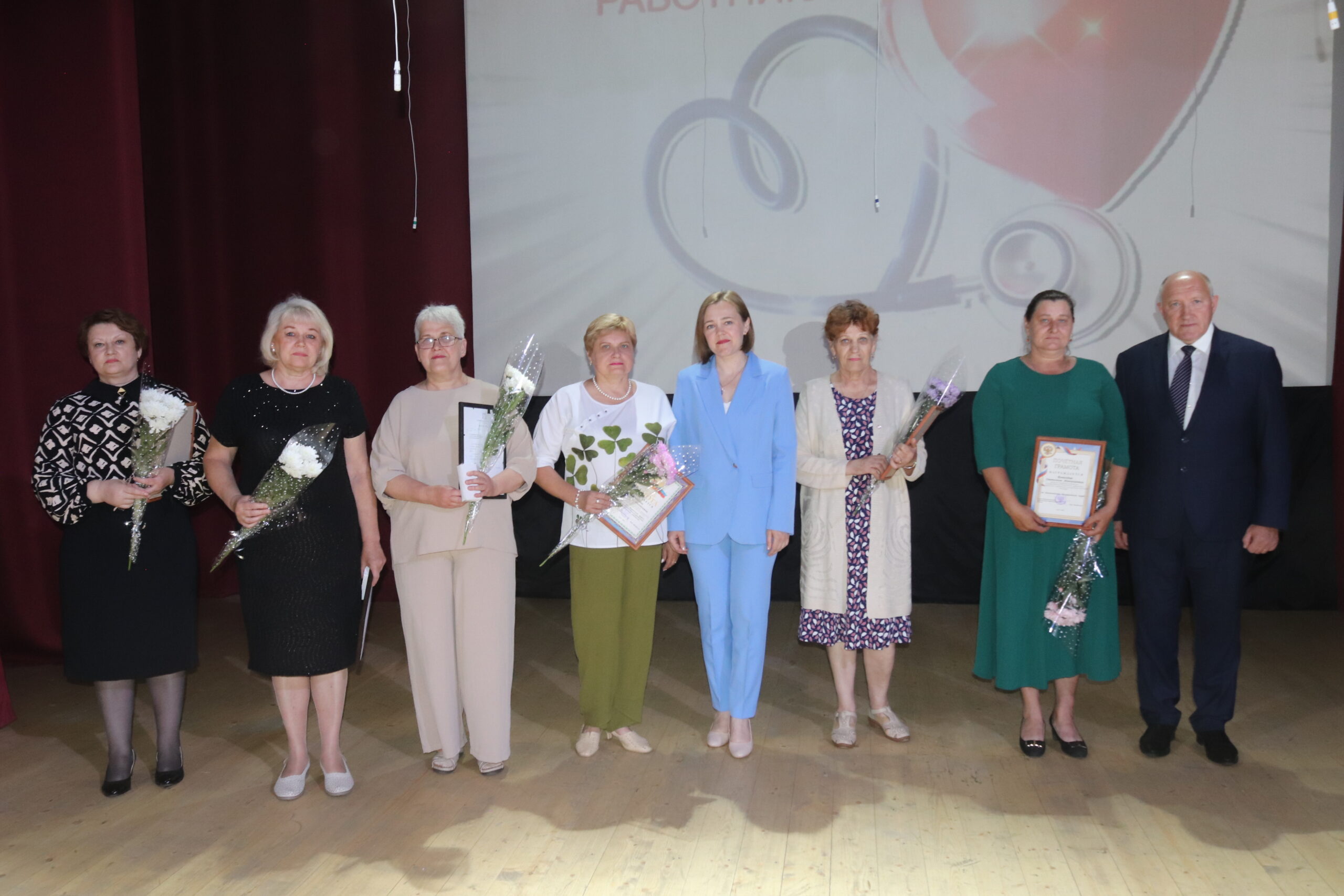 В Трубчевском РДК прошел праздничный концерт ко Дню медицинского работника