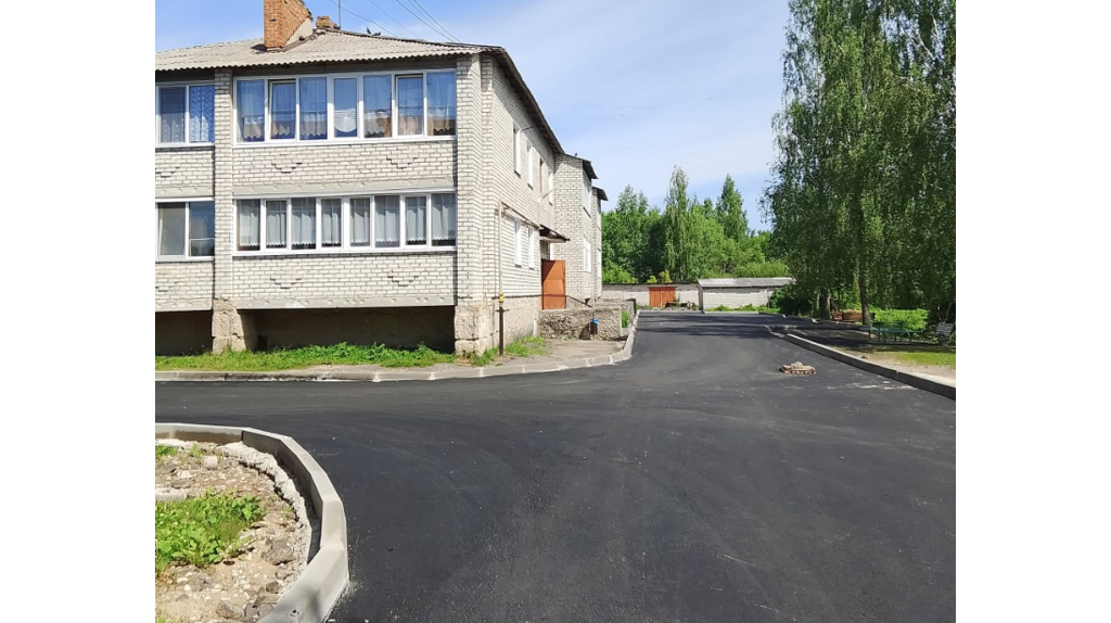 В брянском Сураже благоустроили 5 дворов за 5, 5 млн рублей