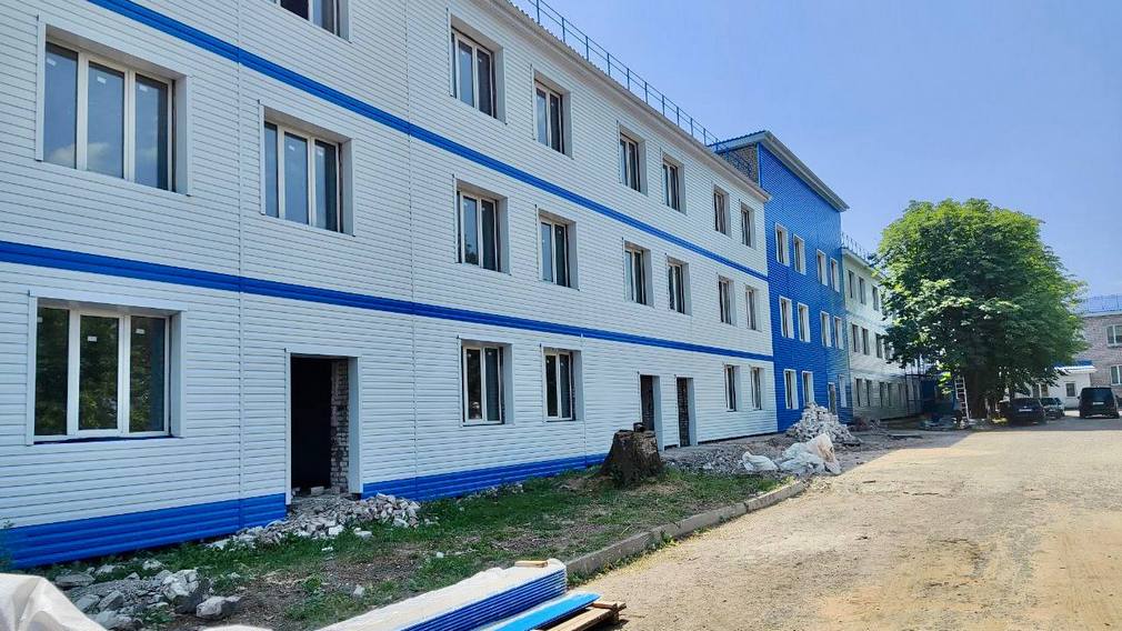 Строители из Брянщины восстанавливают в Брянке здание инфекционной больницы