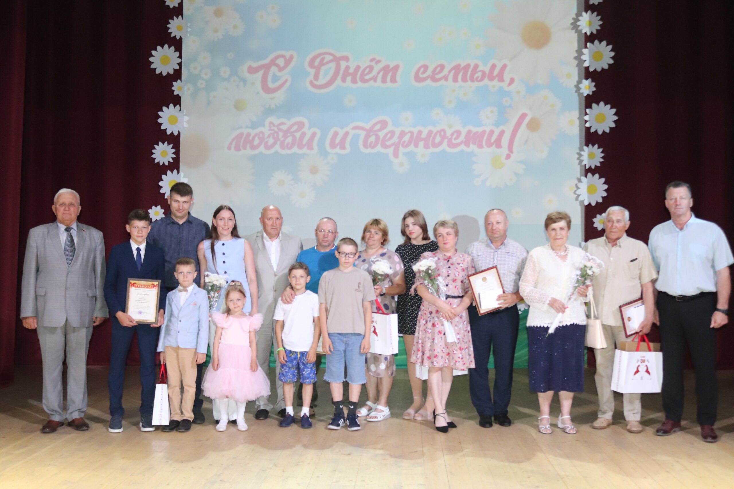 В Трубчевске прошел районный фестиваль ко Дню семьи, любви и верности