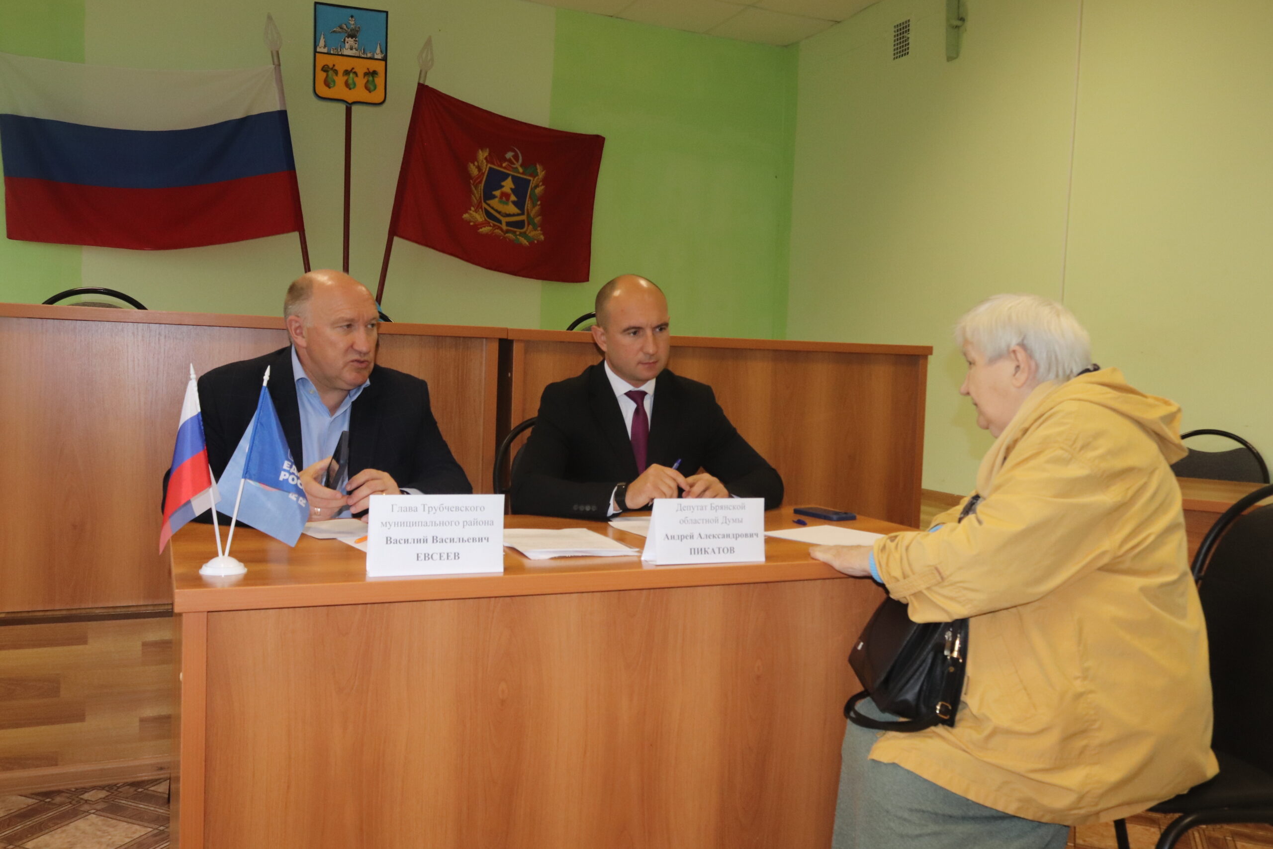 Прием жителей Трубчевского района провел депутат Брянской облдумы Андрей Пикатов