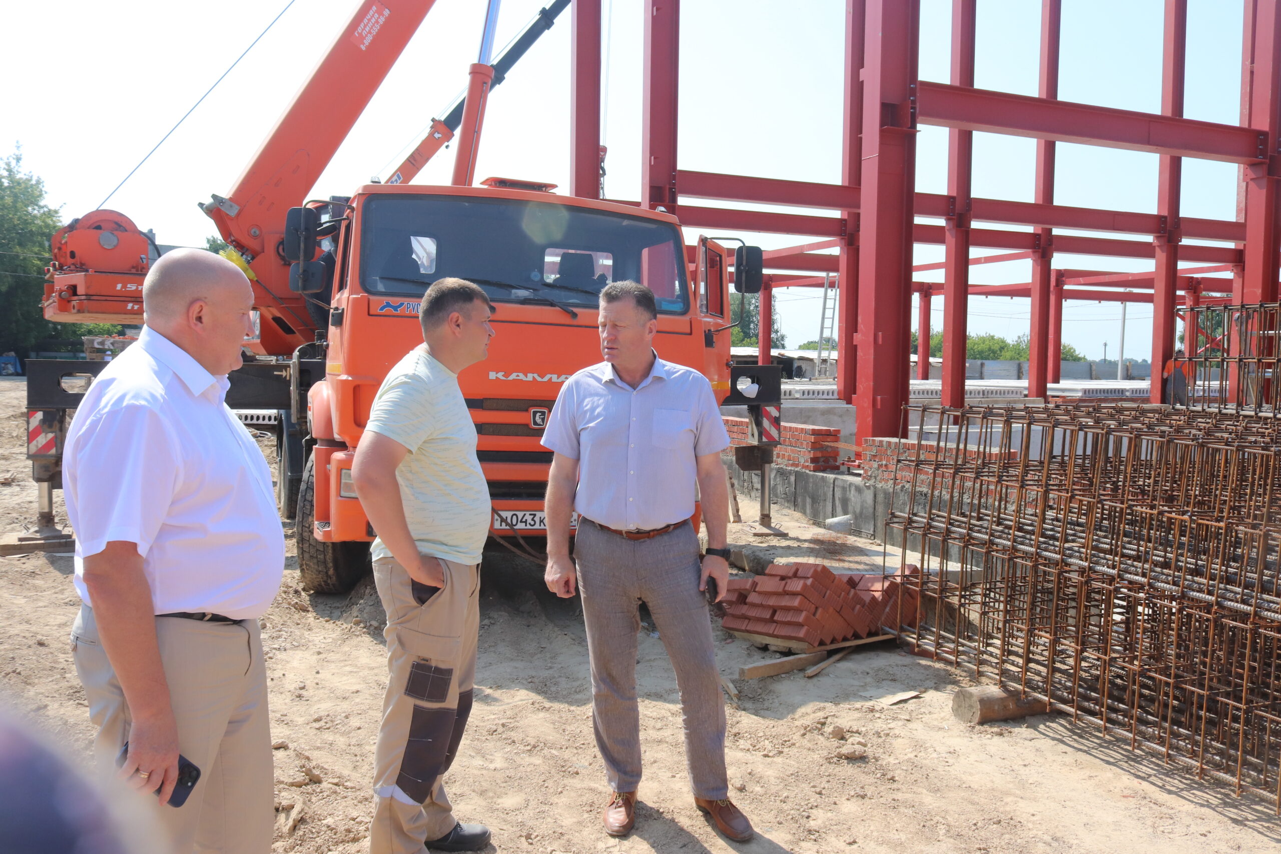 Ход строительных работ на двух важных объектах Трубчевска – на контроле руководителей  района