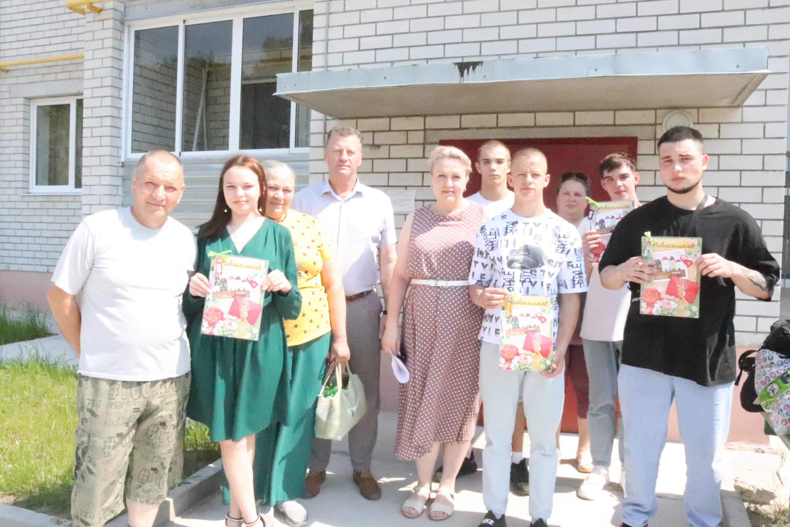 Пяти трубчевским детям-сиротам вручили ключи от новых квартир в День семьи, любви и верности