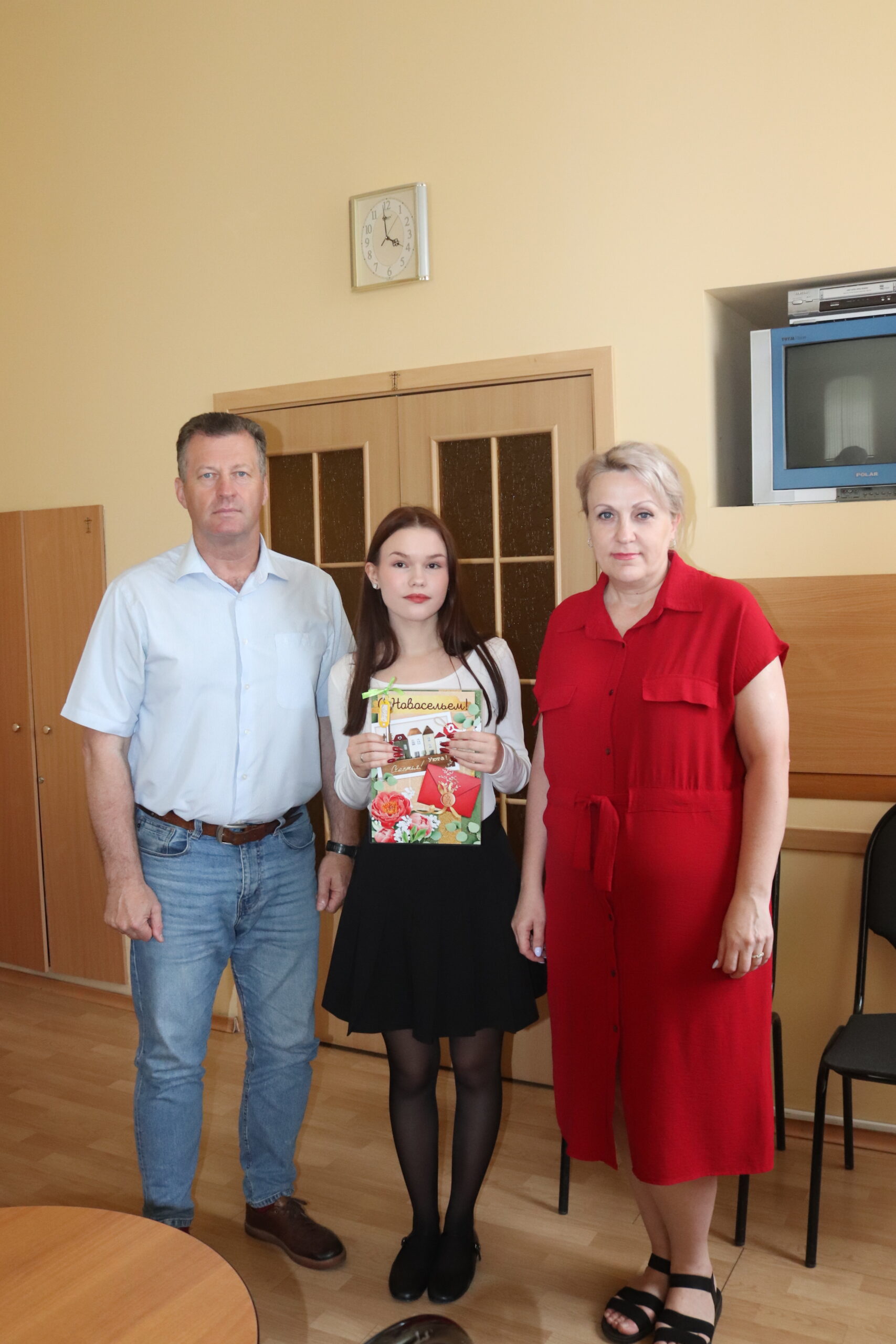 Еще одному трубчевскому ребенку-сироте вручили ключи от новой квартиры