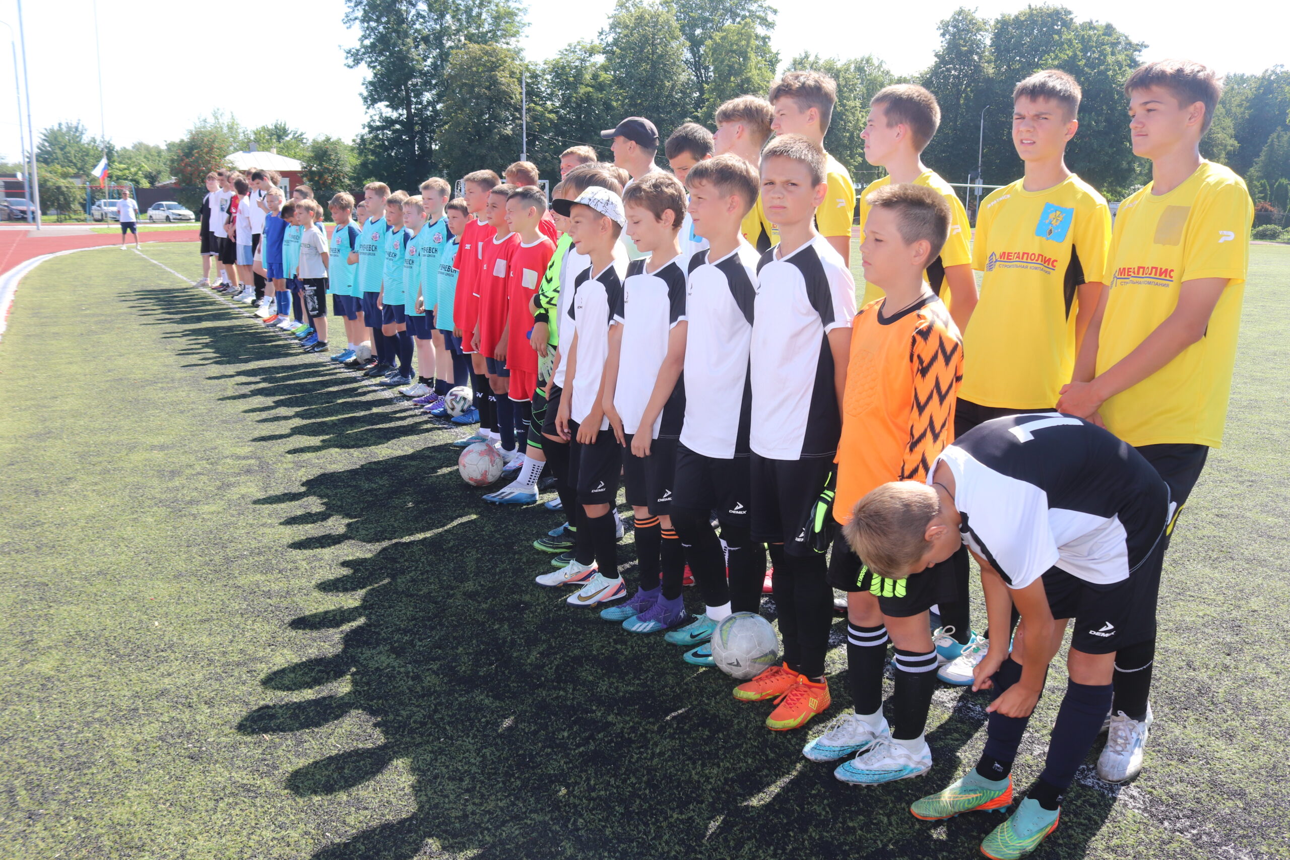 В Трубчевске стартовал межрайонный турнир по футболу «Золотой медведь-2025»