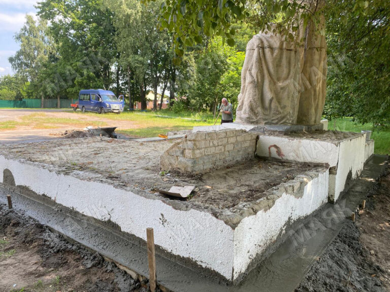 В Новозыбковском городском округе ведутся работы по благоустройству мемориальных комплексов