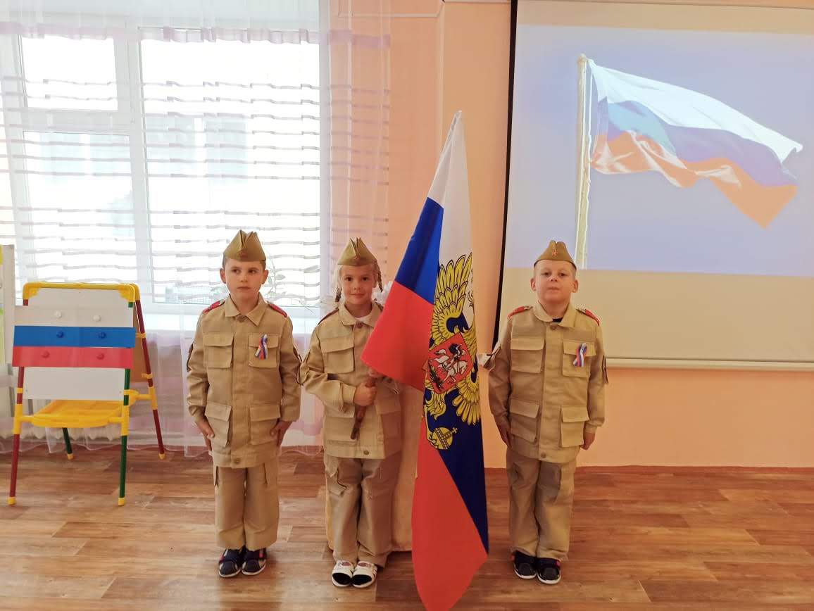 Трубчане рассказали о том, как поднимали флаг России на торжественных мероприятиях