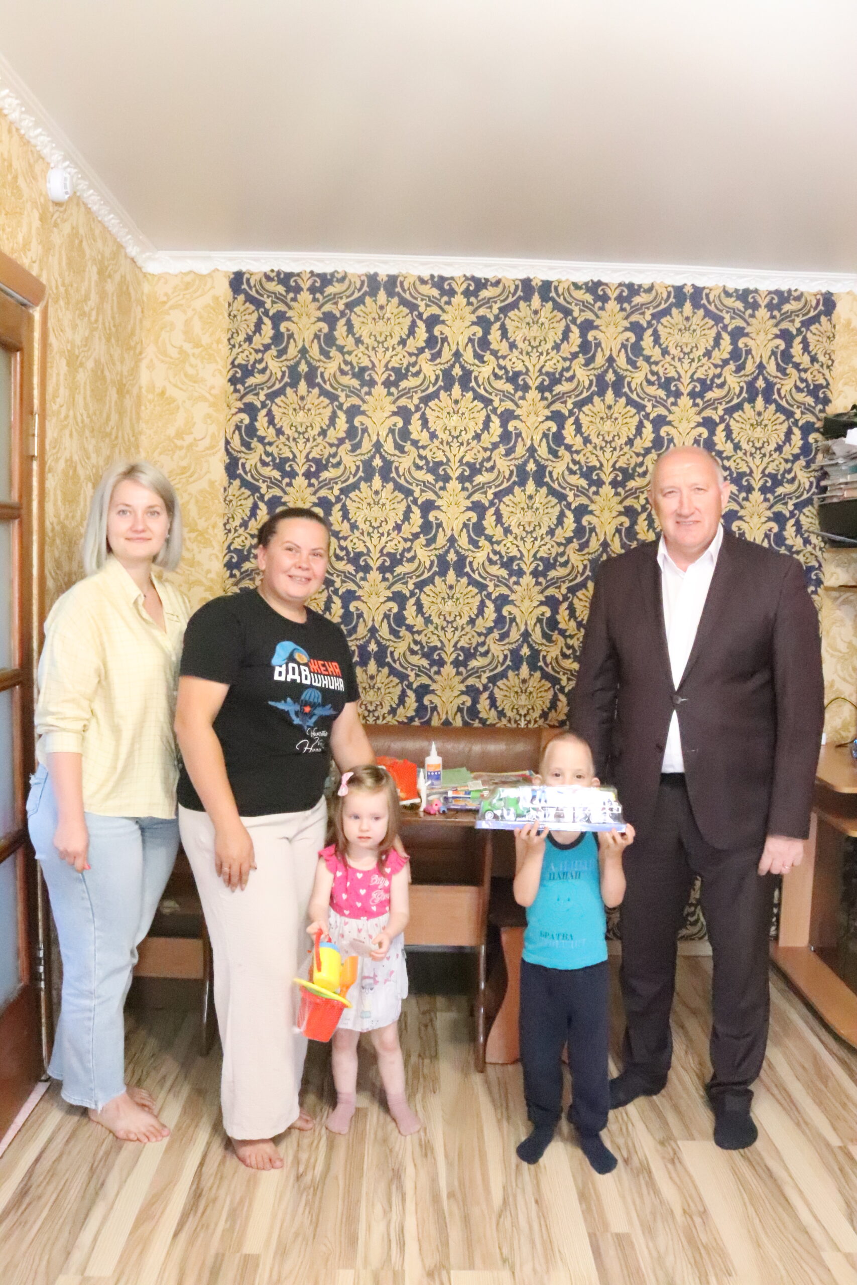 Глава Трубчевского района В. В. Евсеев принял участие в акции «Собери ребенка в школу»