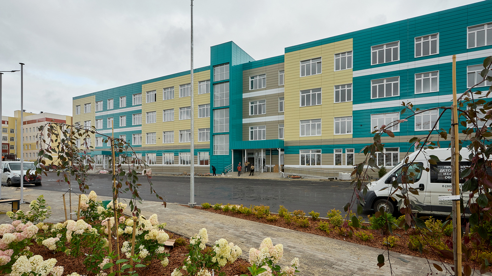 Брянские сотрудники «Россети Центр» обеспечили электроснабжение новой школы в Брянске