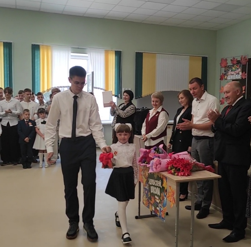 В обновленной Трубчевской СОШ №1 прозвенел первый звонок