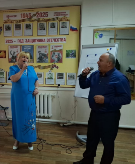 Солисты Трубчевского Дома культуры порадовали избирателей своими выступлениями