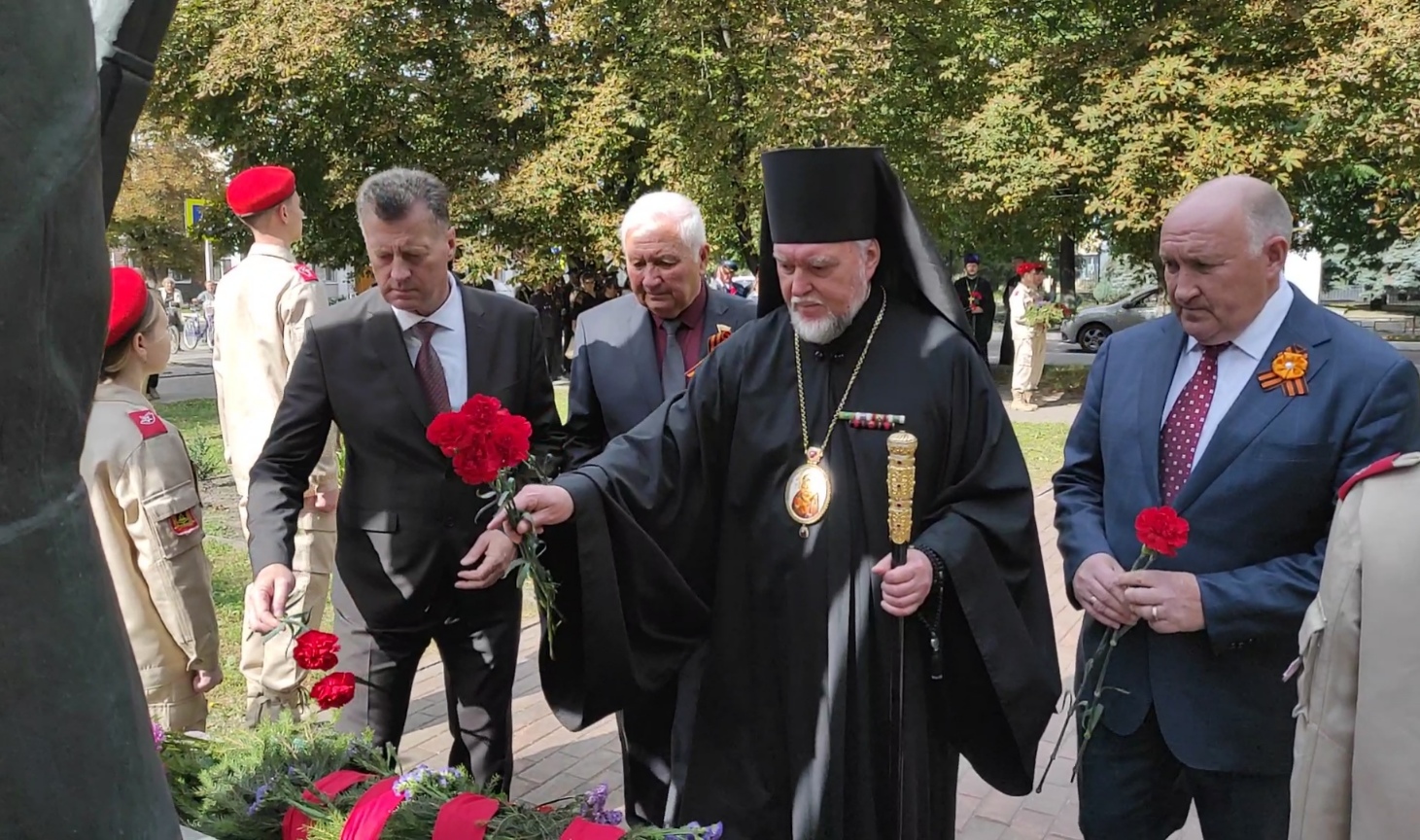 В Трубчевске в День освобождения Брянщины возложили цветы к памятникам и воинским захоронениям