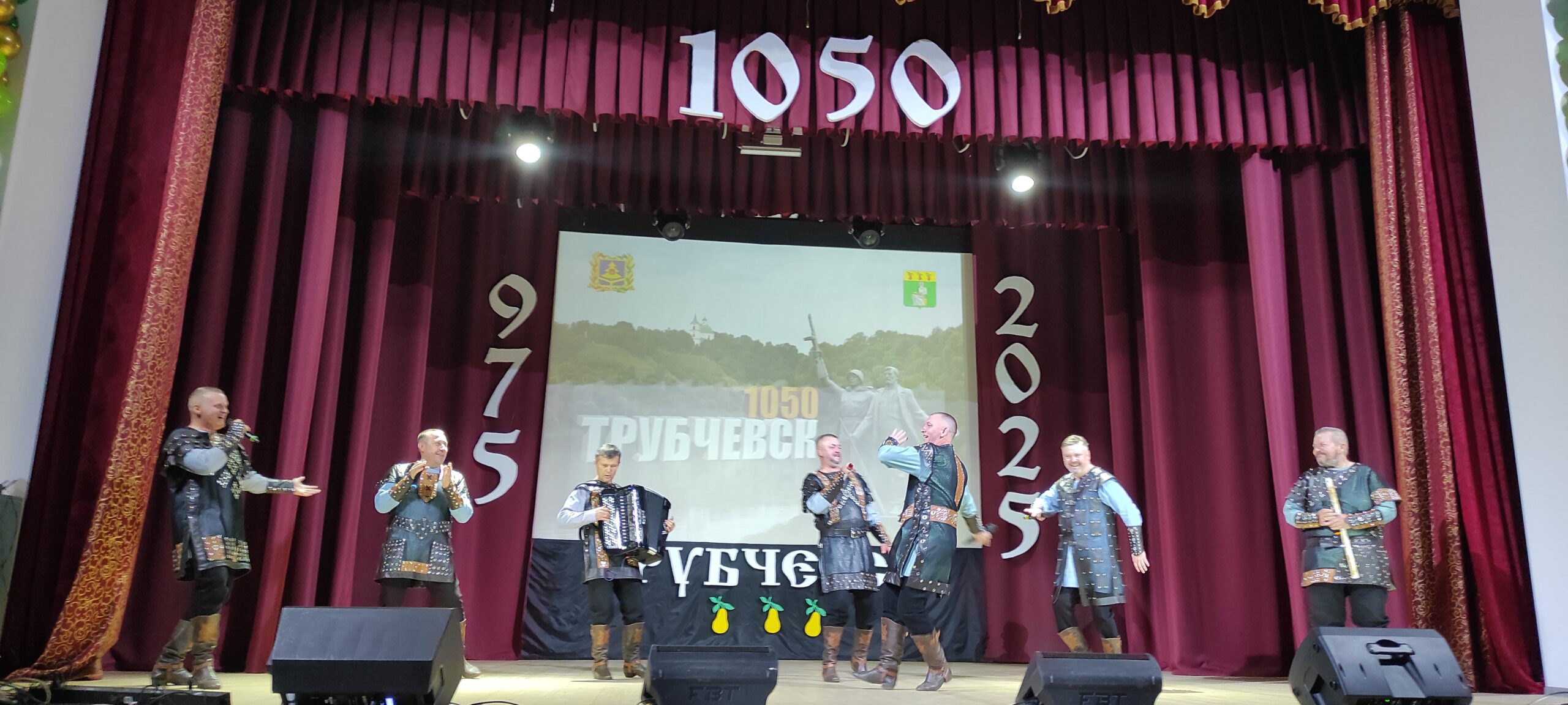 В подарок трубчанам на 1050-летие города брянский ансамбль «Ватага» подарил музыкальный праздник