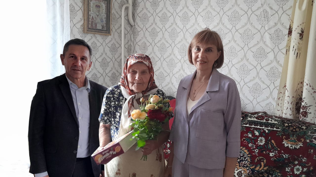 Труженица тыла из трубчевской деревни Красное отметила 95-летие в канун Дня освобождения Брянщины