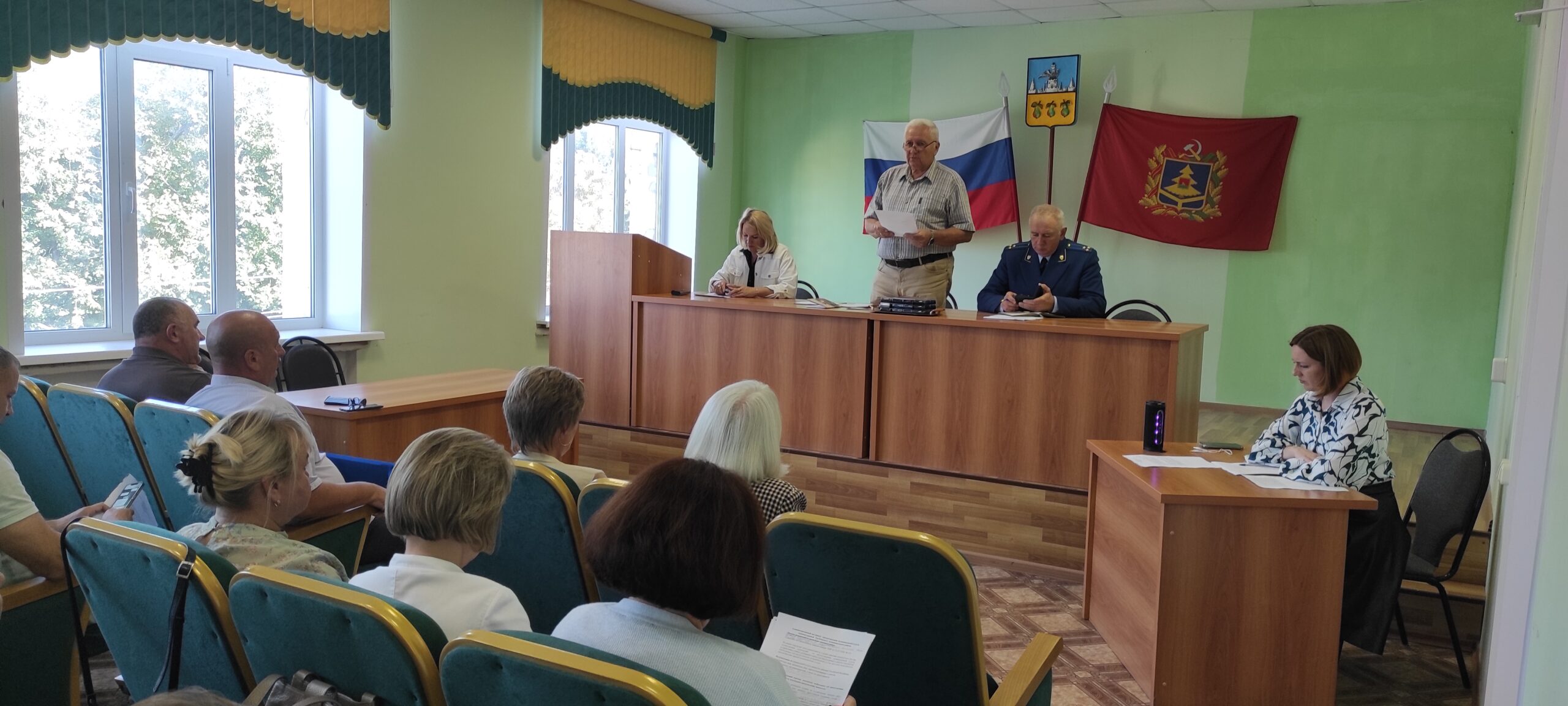 На очередном заседании депутатов горсовета в Трубчевске выдающихся трубчан наградили юбилейными медалями к 1050-летию города