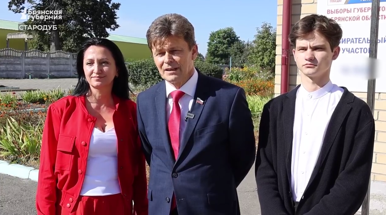 В Стародубском районе Брянщине проголосовал сенатор РФ Василий Попадайло