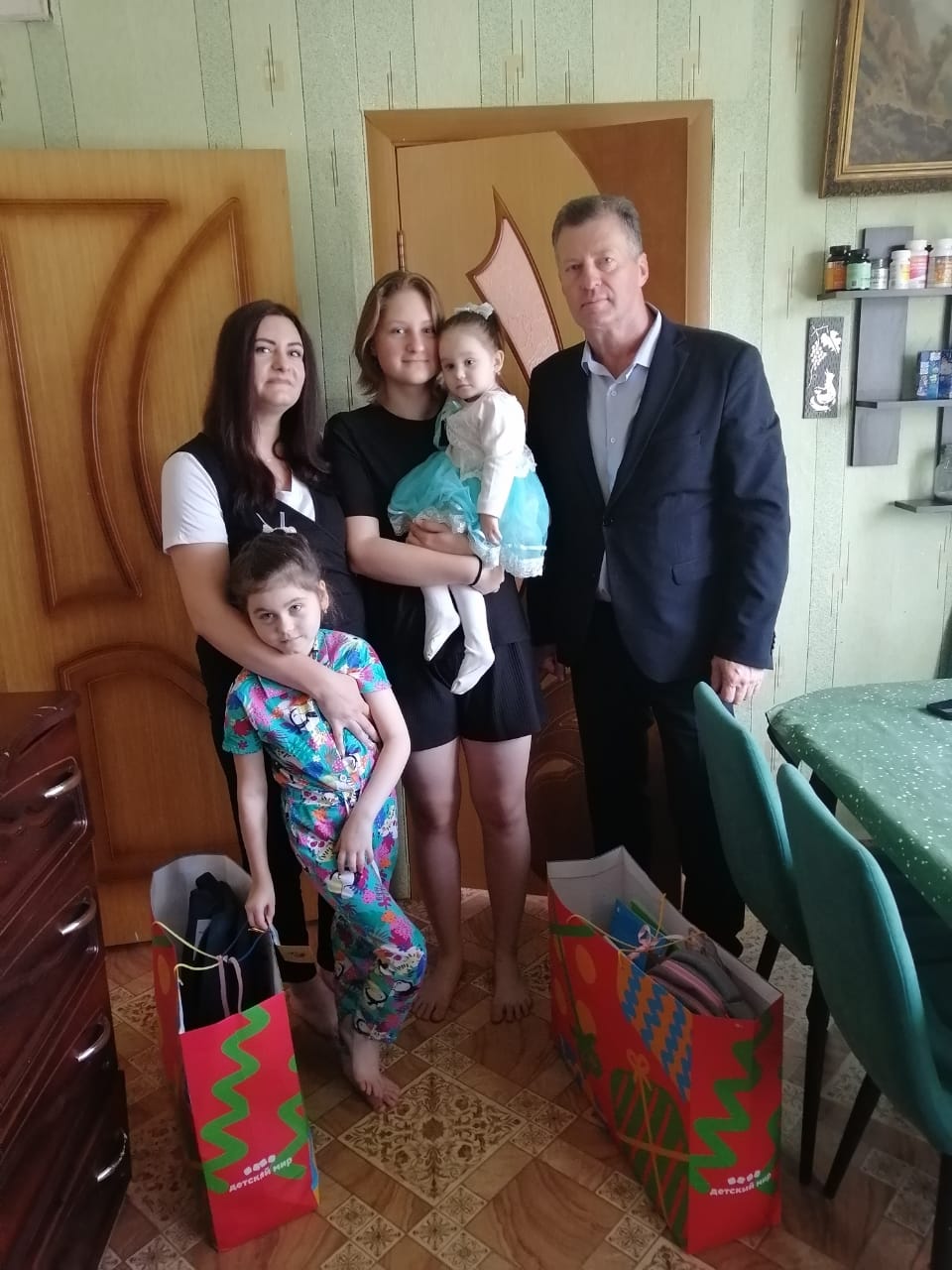 В рамках акции «Собери ребенка в школу» две многодетные трубчевские семьи получили помощь к новому учебному году