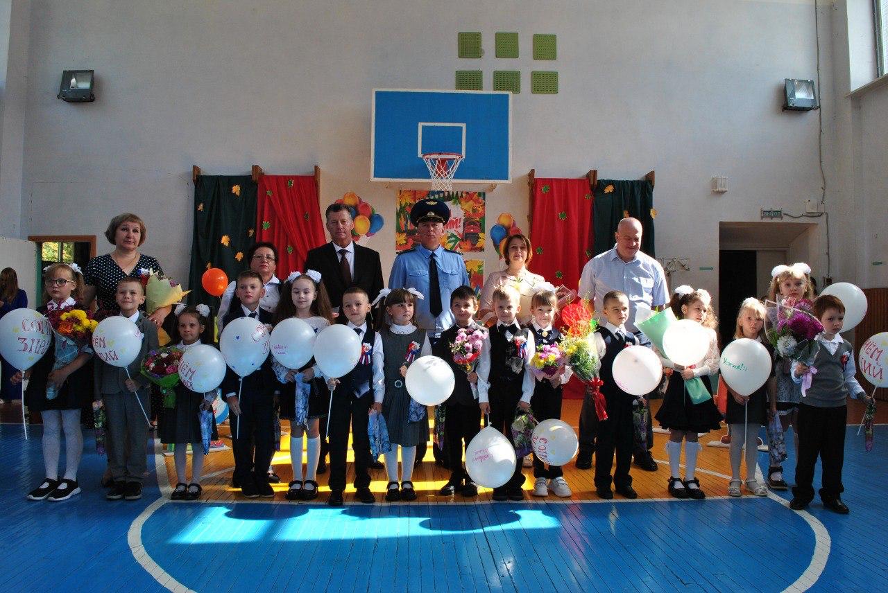 В Белоберезковской СОШ №1 Трубчевского района прошла торжественная линейка