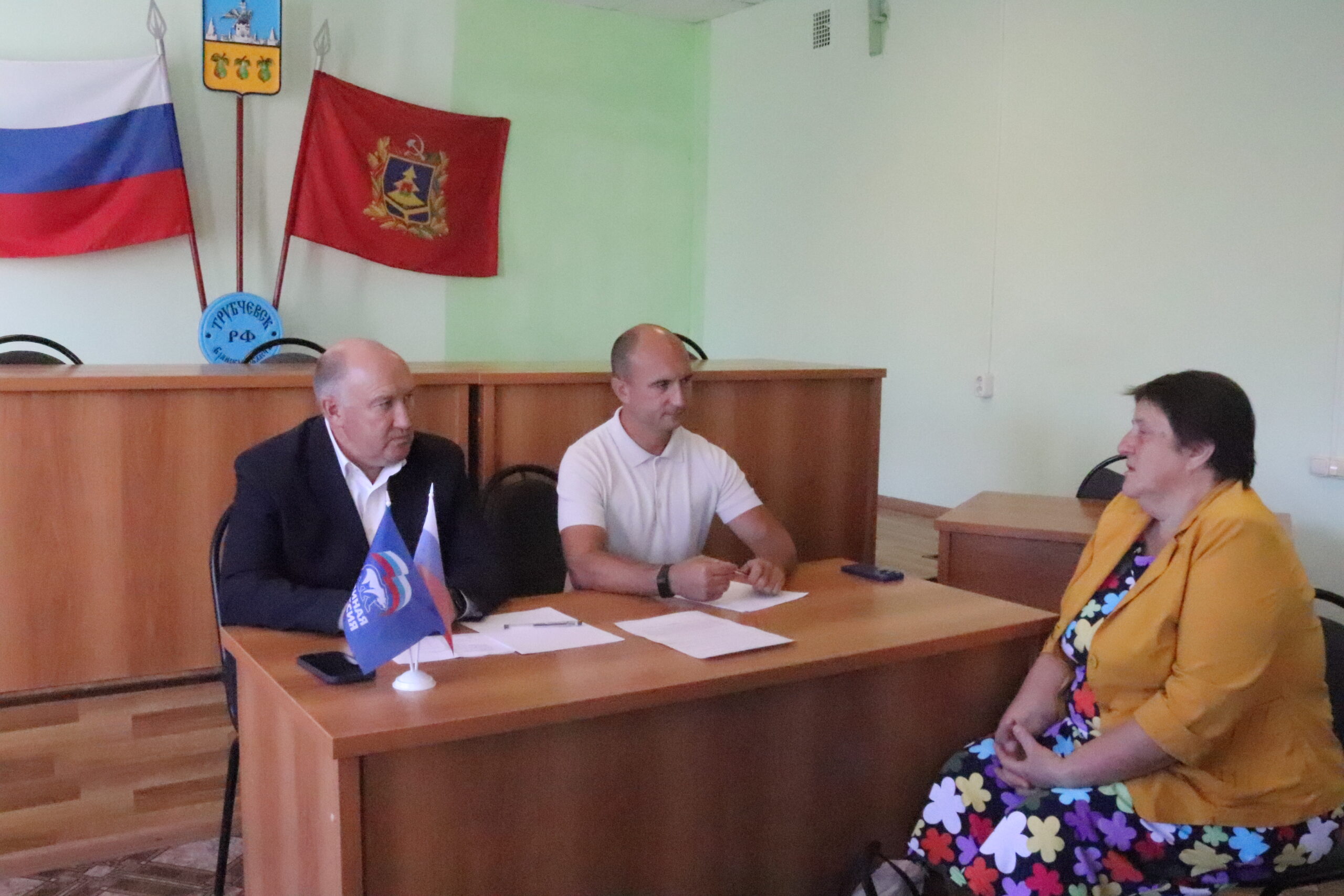 Прием жителей Трубчевского района  по правовым вопросам провел депутат облдумы Андрей Пикатов