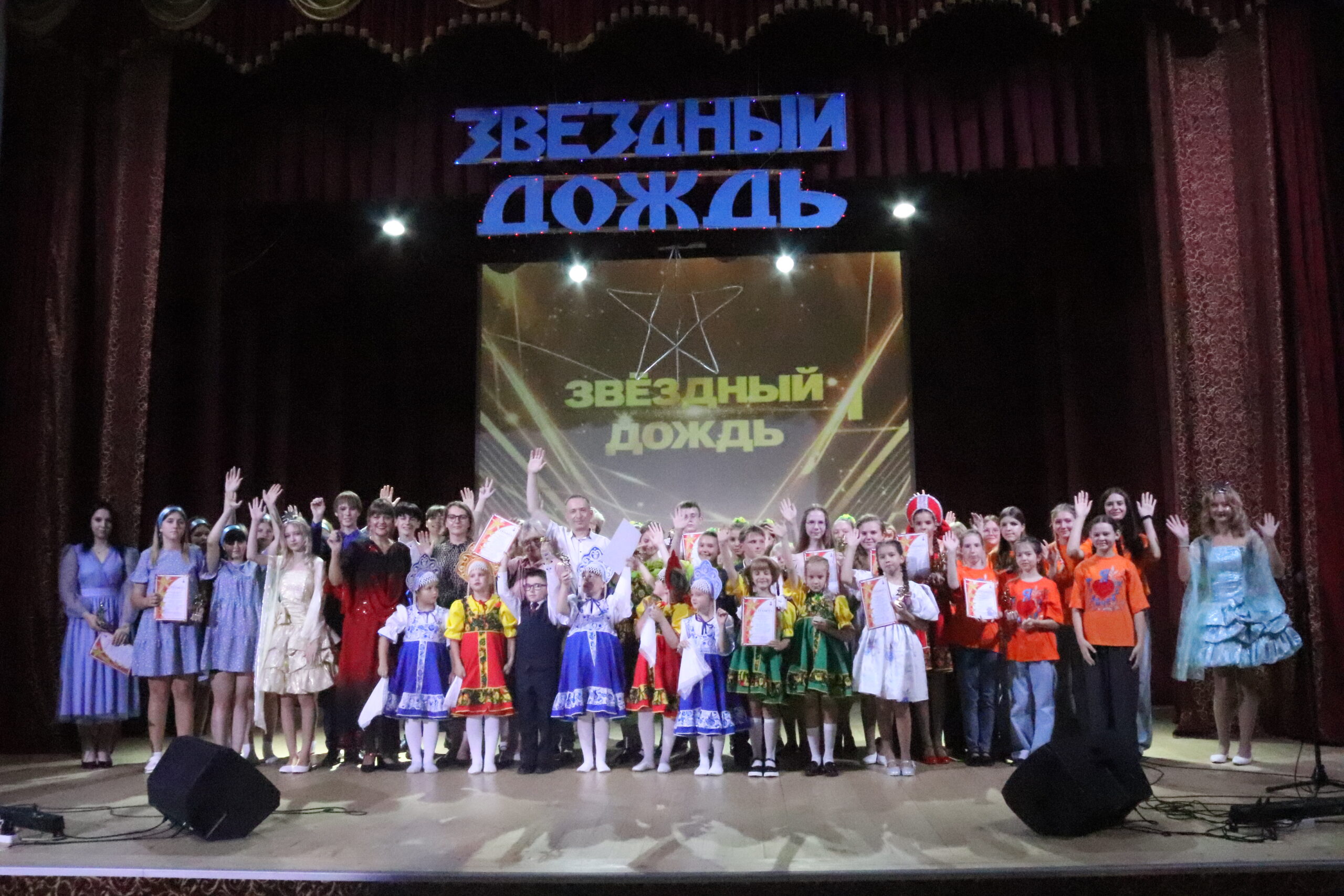 На Трубчевск «пролился» «Звездный дождь» из песен, танцев и инструментальной музыки