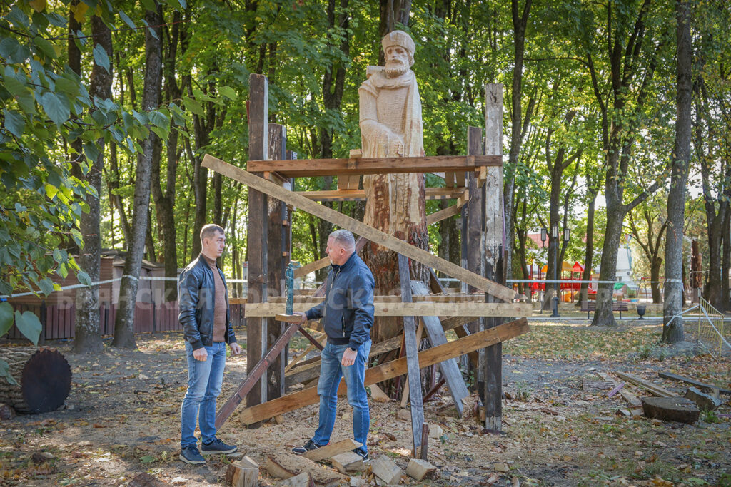 В парке Толстого создают новую деревянную скульптуру
