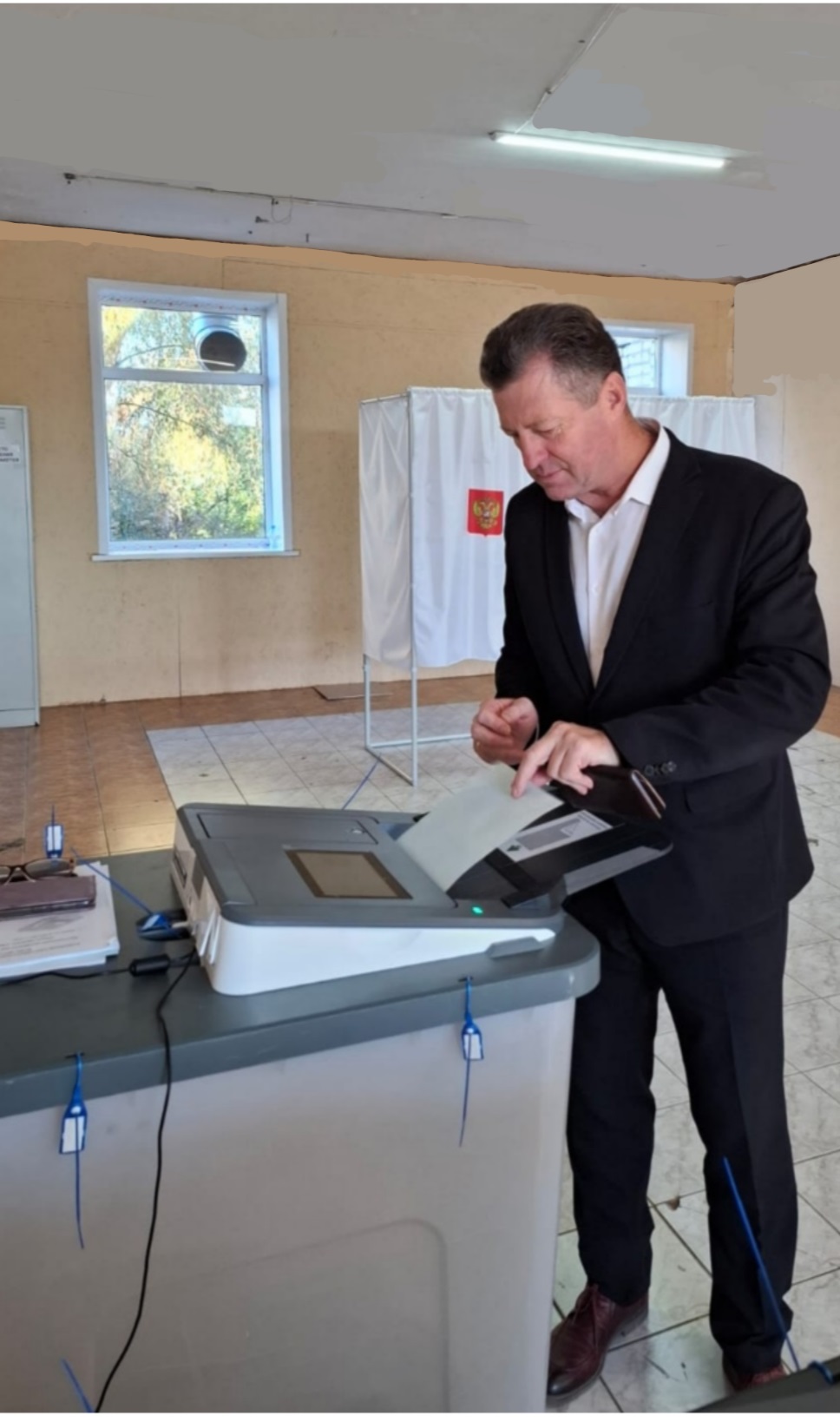 Глава администрации Трубчевского района одним из первых проголосовал на избирательном участке