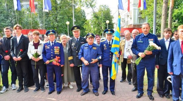 В Брянске ветераны авиации провели памятный митинг