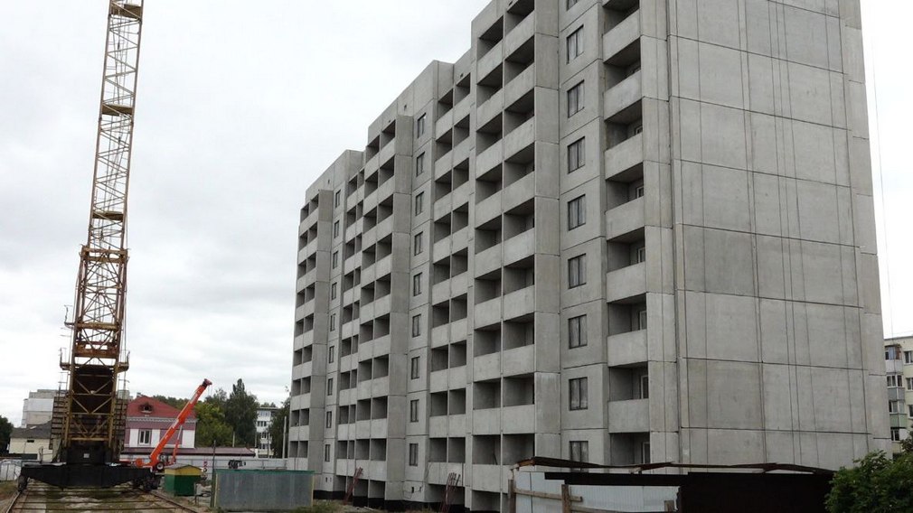 В Брянске финиширует строительство многоквартирного дома с квартирами для детей-сирот