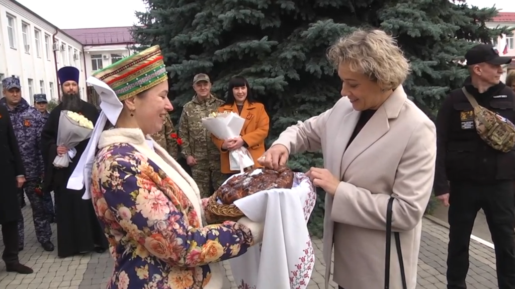 Биатлонистка Ольга Зайцева посетила с гуманитарной миссией Стародуб