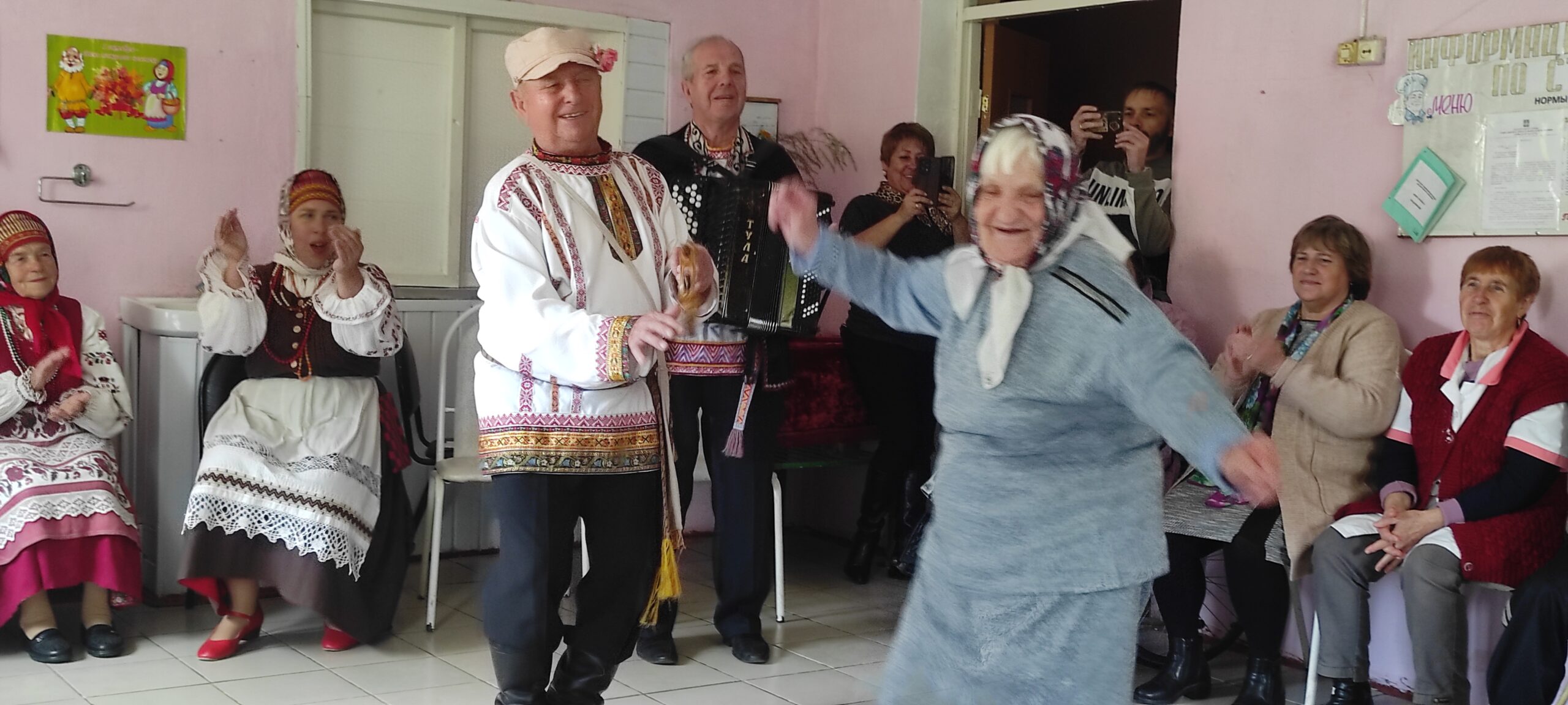 В Плюсковском доме-интернате для престарелых и инвалидов Трубчевского района прошел праздничный концерт в честь Дня пожилых людей