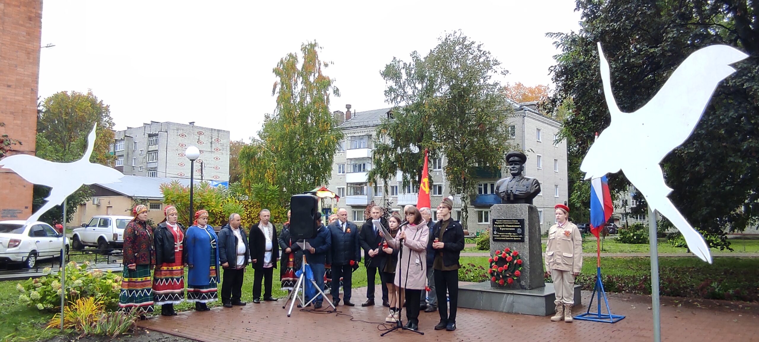 В Трубчевске прошел торжественный митинг «А превратились в белых журавлей»