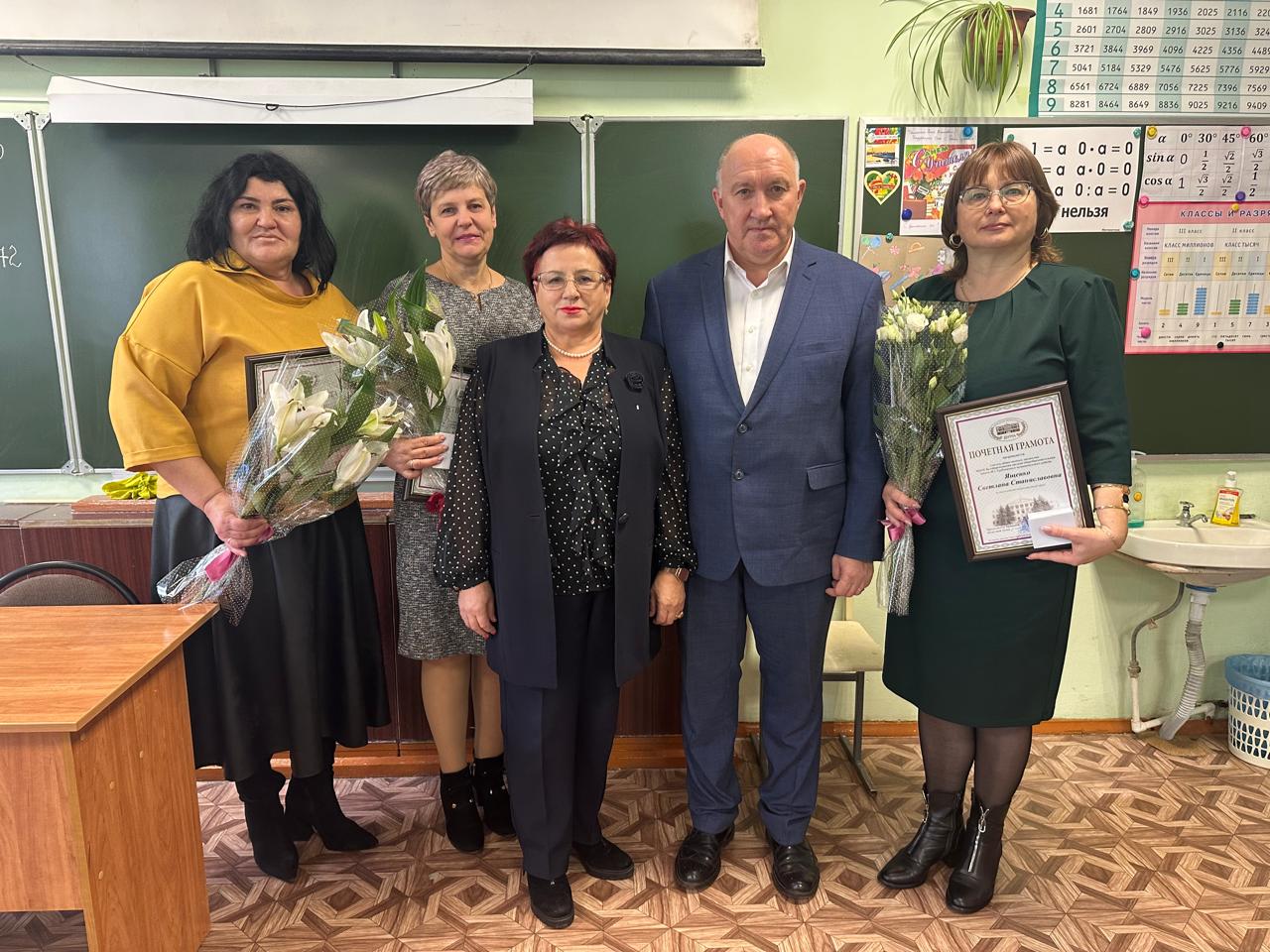 Сотрудникам школы №1 трубчевской Белой Березки вручили Почетные грамоты Брянской облдумы