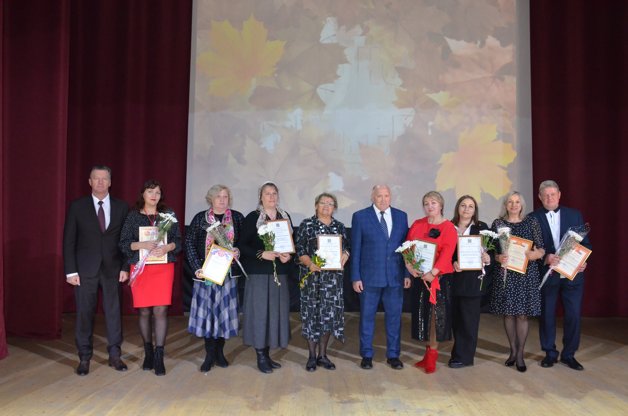 В Трубчевске для учителей прошел праздничный концерт