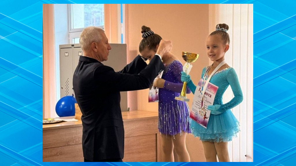 Председатель комитета Госдумы по спорту Олег Матыцин вручил награды юным жуковским фигуристкам