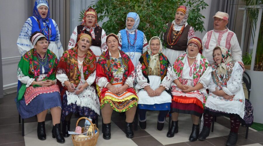 О песенных традициях и самодеятельных артистах трубчевского Любца рассказал Д. Фроленков