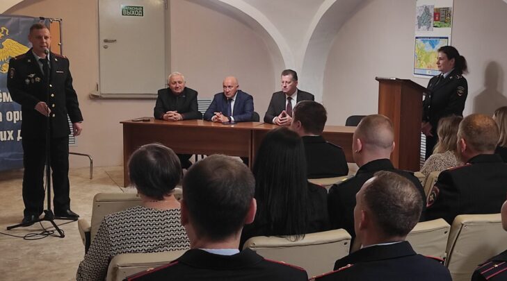 Трубчевским полицейским вручили заслуженные награды накануне профессионального праздника