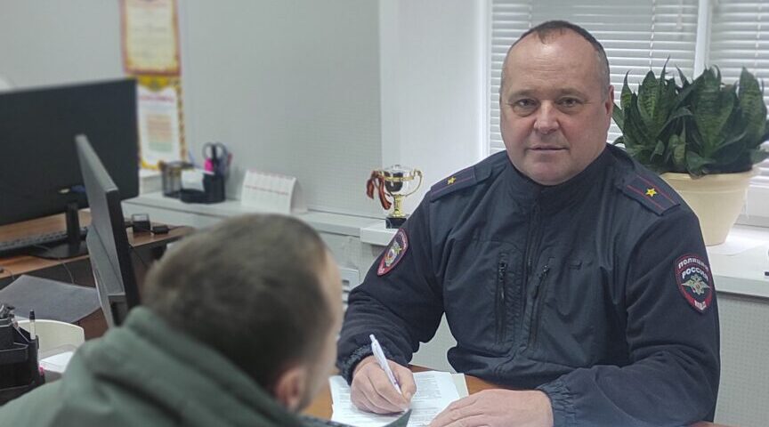 Когда нужна помощь, трубчане всегда обращаются к участковому Чичерину