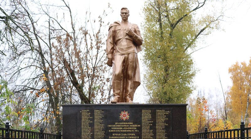 В брянских Комаричах завершают благоустройство памятника героям 624 стрелкового полка