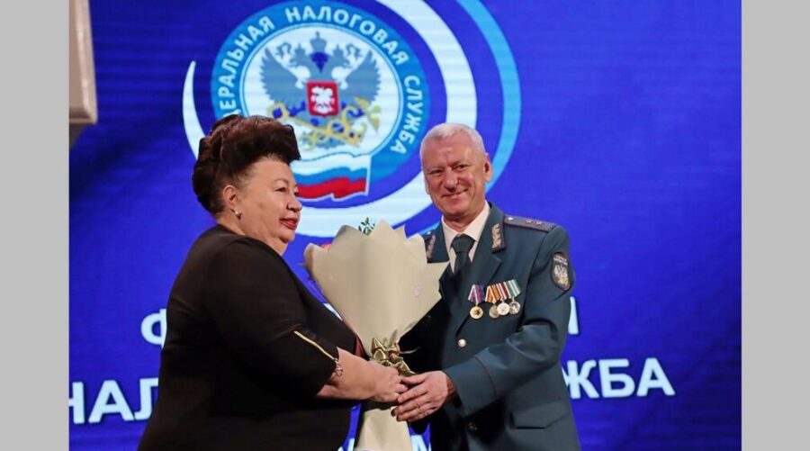 Грамоту налоговой службы вручили вр. и. о. брянского замгубернатора  Галине Петушковой