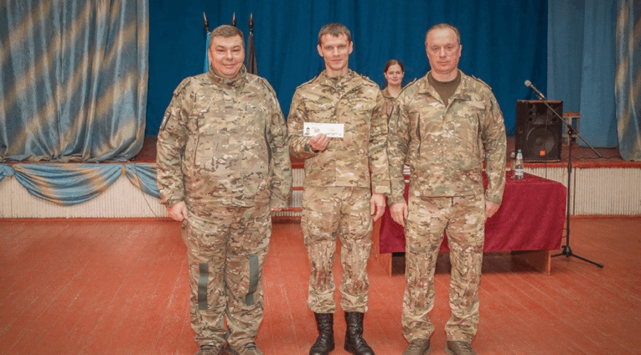 Бойцы и ветераны отряда «БАРС-Брянск» получили удостоверения ветеранов из рук командира отряда