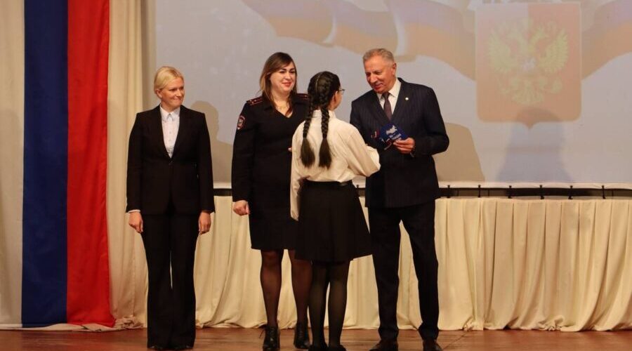 Подросткам из брянского Стародуба торжественно вручили паспорта