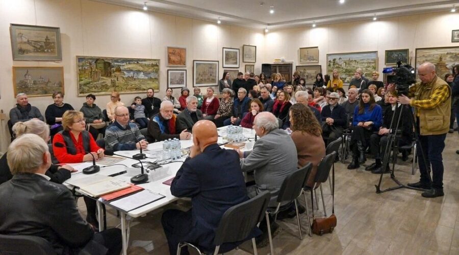 В Брянске открыта для посещения выставка Александра Хомрачева