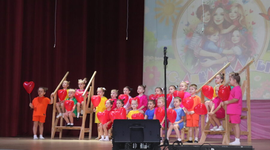 В Трубчевске прошел концерт ко Дню матери