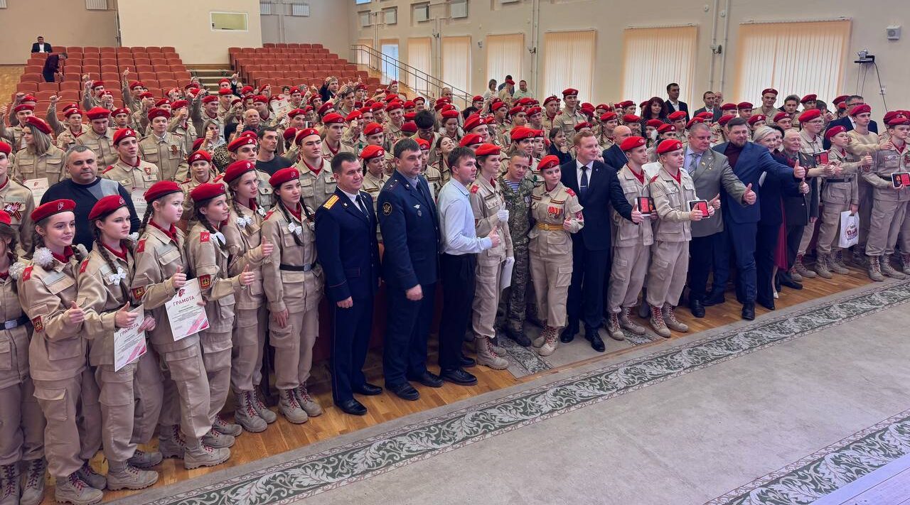 Трубчевские юнармейцы получили высокие награды накануне Дня Героев Отечества