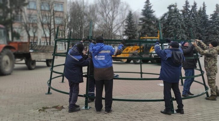 В Трубчевске установили главную городскую елку