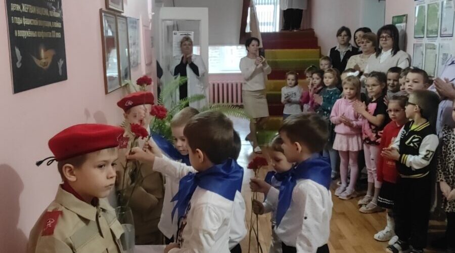 В Трубчевске открыли мемориальную доску в память о детях — жертвах нацизма